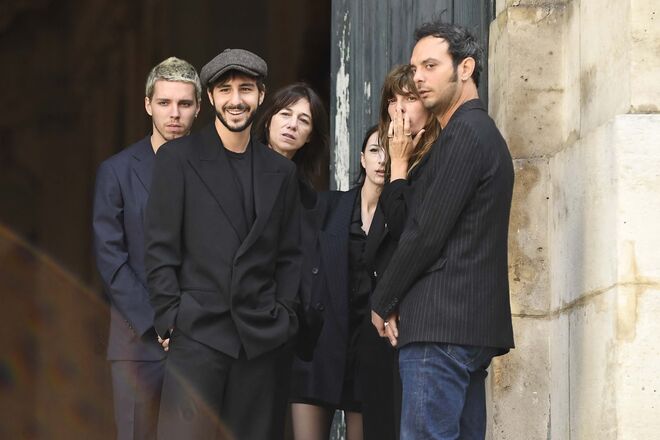 Marlowe Jack Tiger Mitchell, filho de Lou Doillon; Ben Attal com a mãe Charlotte Gainsbourg; e Lou Doillon ao lado de Roman de Kermadec, filho de Kate Barry.