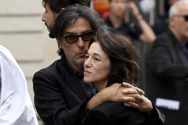 Charlotte Gainsbourg, filha de Jane Birkin, com o parceiro Yvan Attal.