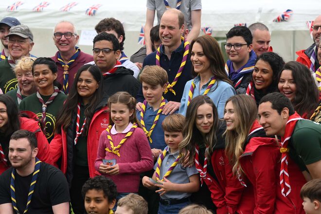 Kate e William, acompanhados pelos três filhos, numa visita a um grupo de voluntários em maio 2023.