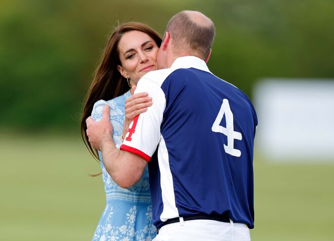 O beijo que até fez William corar num jogo de polo em Windsor.