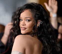 Rihanna mostra-se a amamentar o filho e as fotografias tornam-se populares
