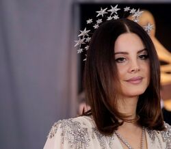 Lana Del Rey calça slides de marca portuguesa