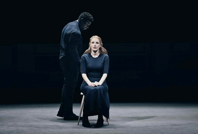 Jessica Chastain e Okieriete Onaodowan em 'A Doll's House'.
