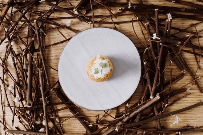 Bola de Berlim e queijo, um dos aperitivos.