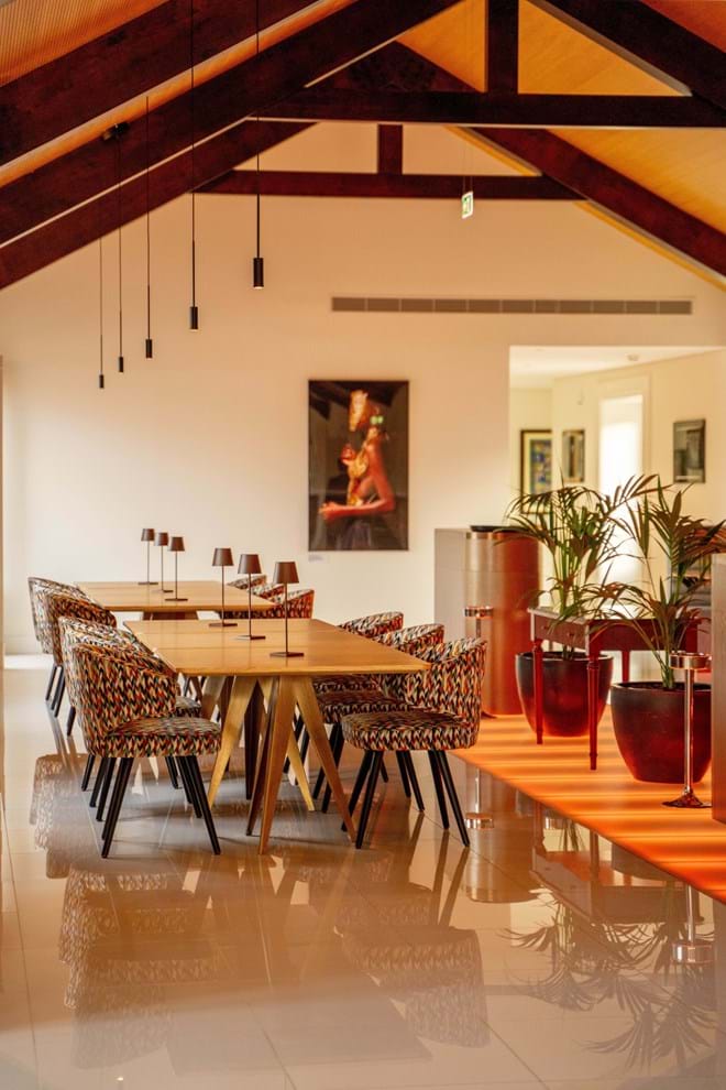 O espaço interior do Mira Mira é elegante e sofisticado.
