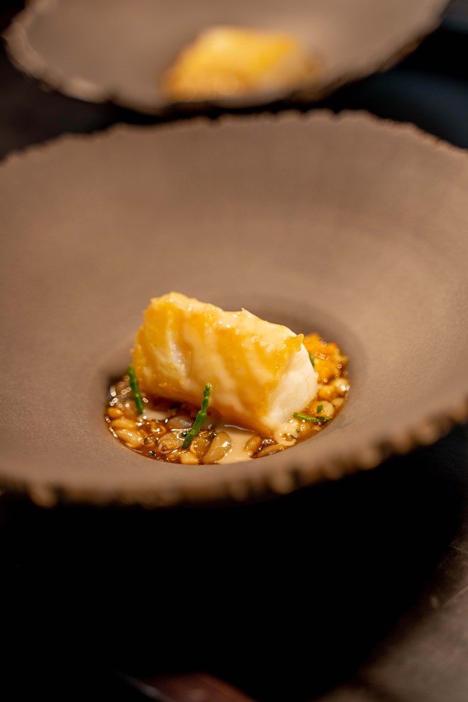 Bacalhau com camarão da costa e óleo de chouriço, um dos pratos do menu de degustação