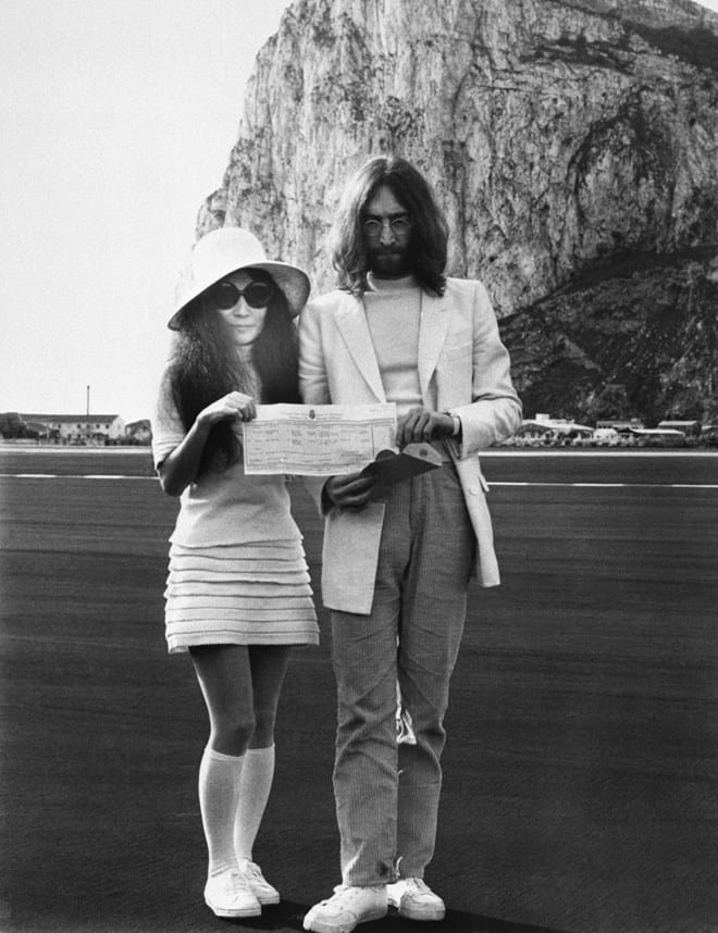 Yoko Ono e John Lennon casaram em 1969. Este foi o segundo casamento de Lennon e o terceiro de Yoko.