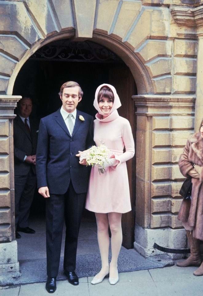 Audrey Hepburn ao lado de Andrea Dotti, no dia em que casaram em 1969.