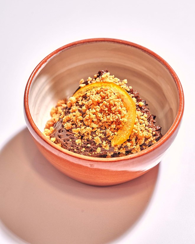 Mousse de Chocolate com crumble de amendoim.
