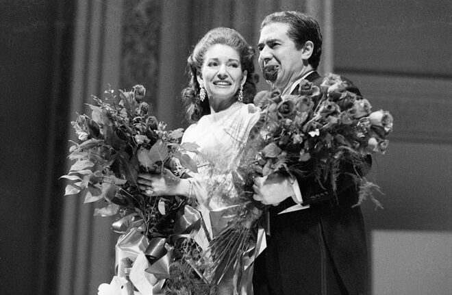 Maria Callas depois de um concerto em Carnegie Hall (Nova Iorque), ao lado do tenor Giuseppe di Stefano