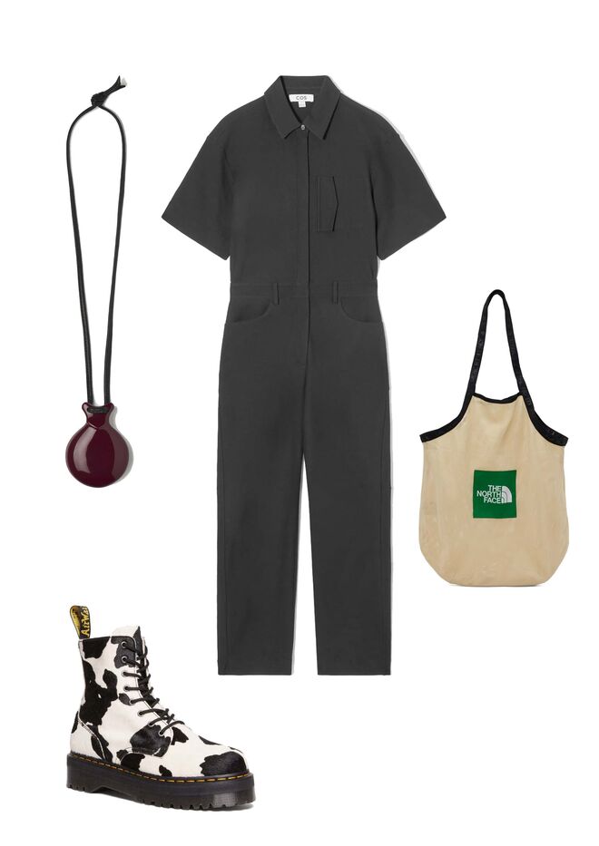 Macacão em sarja, €115, Cos; Colar em pele e acrílico, €190, Lemaire; Carteira em tela, €70, The North Face em Ssense.com; Botas em pelo de pónei, €239, Dr.Martens;