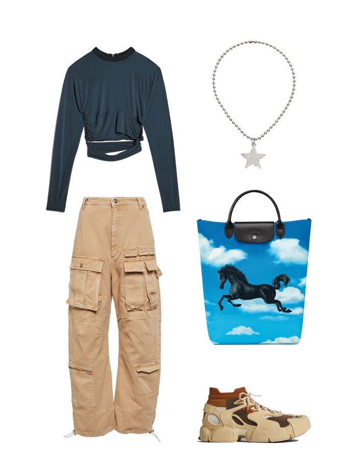 Camisola em malha, €380, Jacquemus; Calças em sarja, €415, Sportmax em Mytheresa.com; Colar em prata, €190, Mondo Mondo em Ssense.com; Carteira em tela e pele, €190, Longchamp X Toiletpaper; Ténis em PVC e pele, €275, Camper Lab.