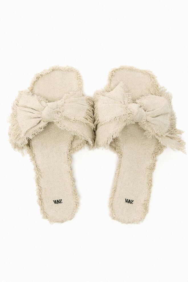 Sandálias, €35,95, Zara.