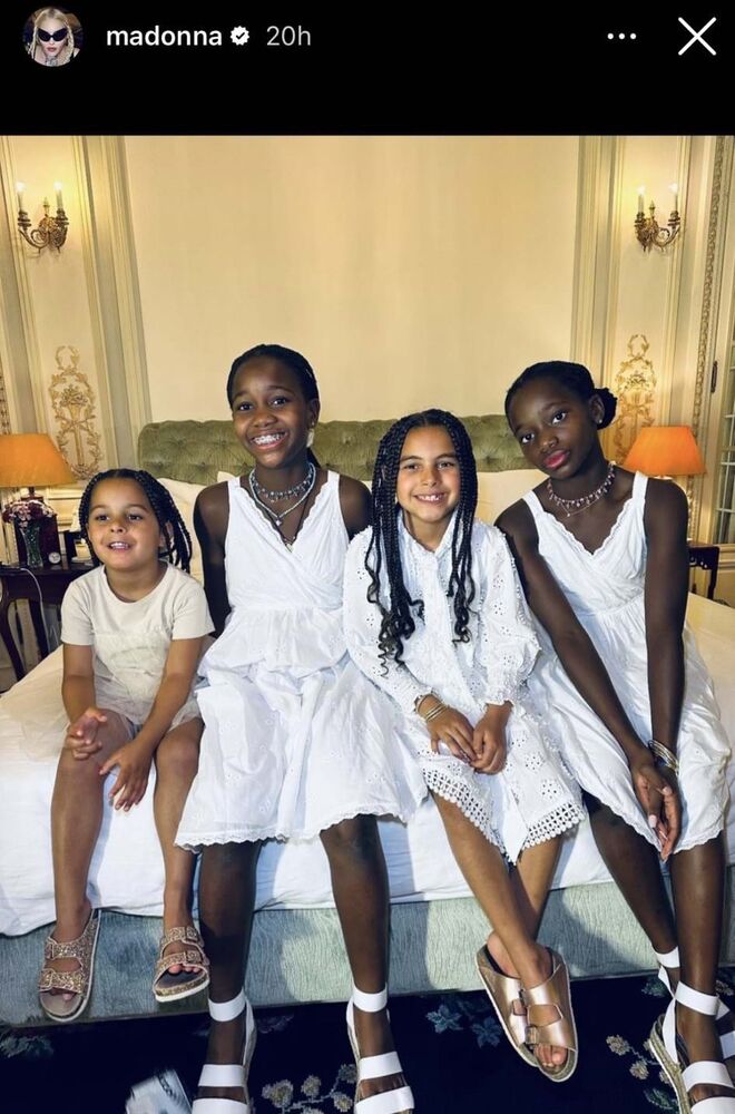 As filhas gémeas Estere e Stella, adotadas por ela no Malawi.
