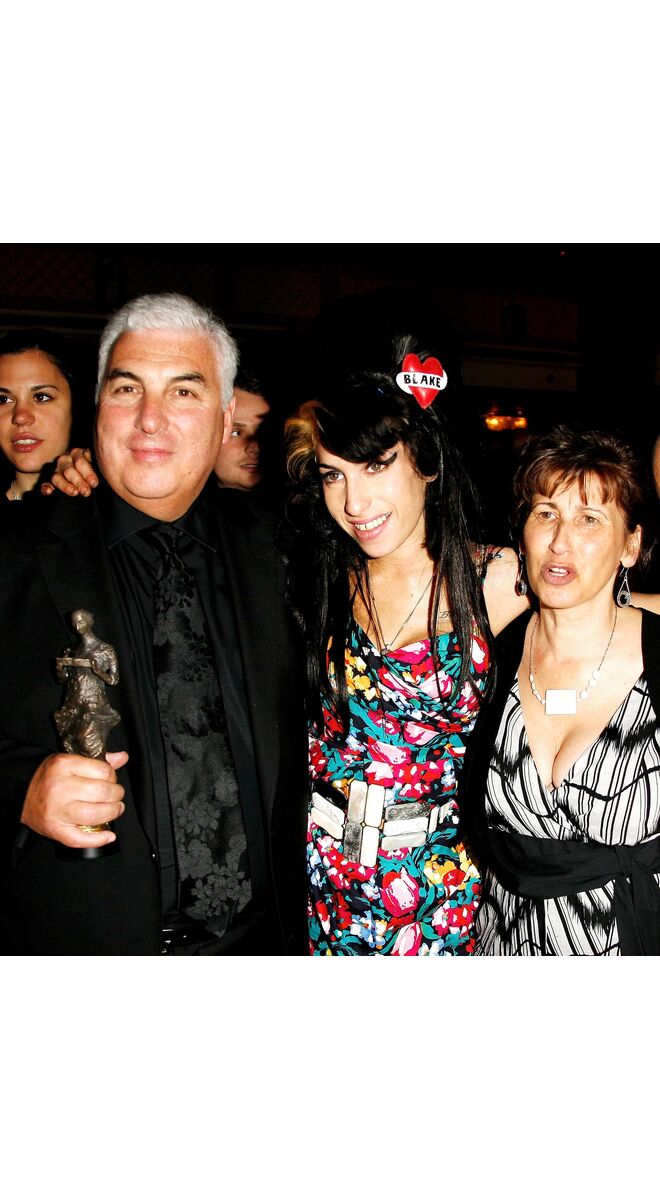 Amy Winehouse, com os pais, Janis Winehouse-Collins e Mitch Winehouse.