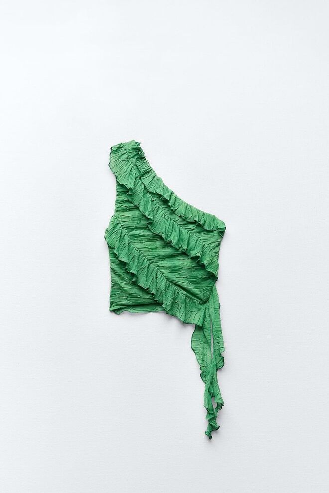 Top em crepe, €19,95, Zara.