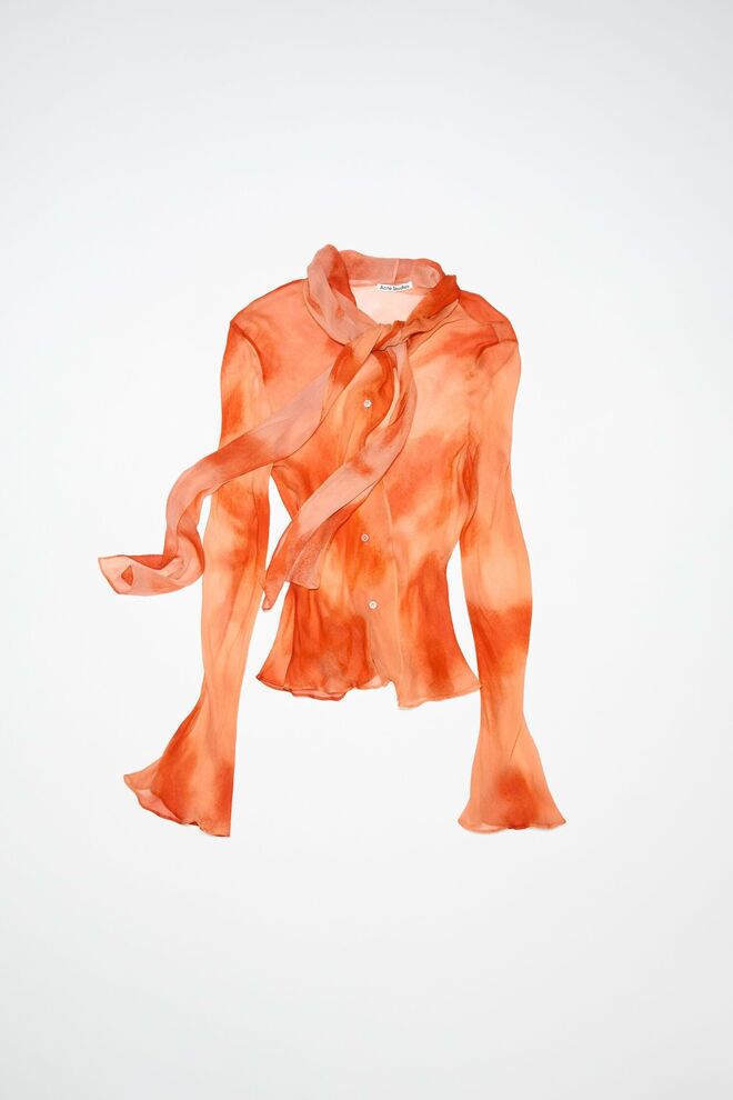 Blusa em chiffon de seda, €490, Acne Studios.