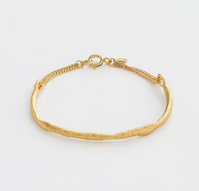 Pulseira Eluina em prata com banho a ouro, €155, Juliana Bezerra.