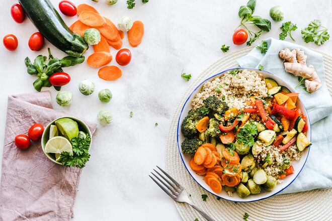 A dieta Mediterrânica deriva das dietas tradicionais de 21 países que fazem fronteira com o Mar Mediterrâneo, incluindo Itália, Grécia, Croácia, Turquia e Mónaco. Locais onde abundam verduras frescas, frutas, peixes, nozes e azeitonas.