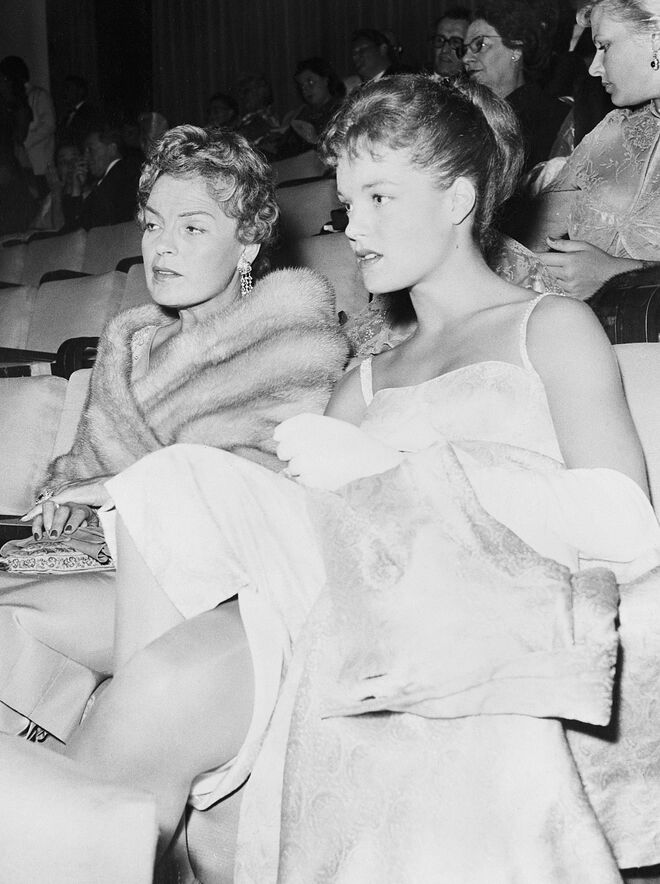 A atriz de cinema austríaca Romy Schneider e a mãe, também atriz de teatro e cinema Magda Schneider. Assistiram à exibição do filme 'Olho por Olho'.