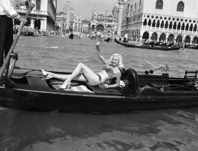 A atriz britânica usou um biquíni de vison enquanto passeava de gôndola pela Praça de São Marcos, durante o festival de cinema de Veneza, em 1955.