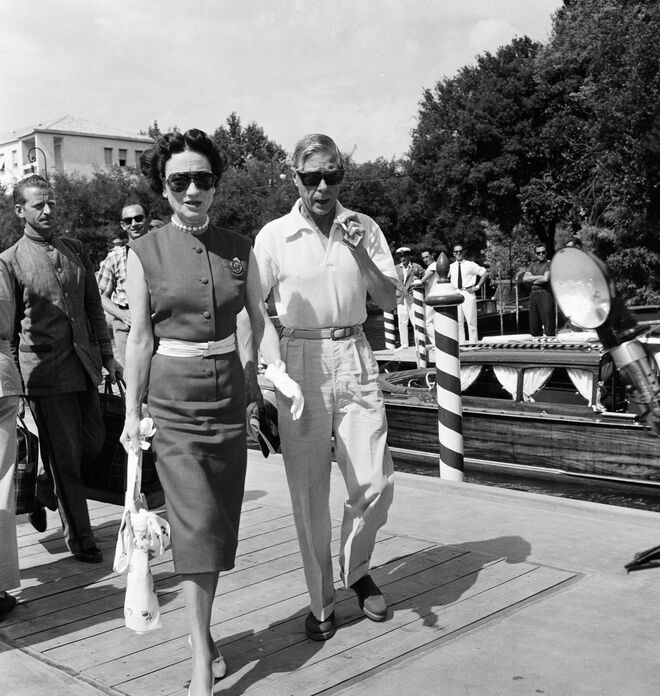 Wallis Simpson e o rei Eduardo VIII deram um passeio no Lido, em Veneza, quando participaram do Festival Internacional de Cinema, em 1956.