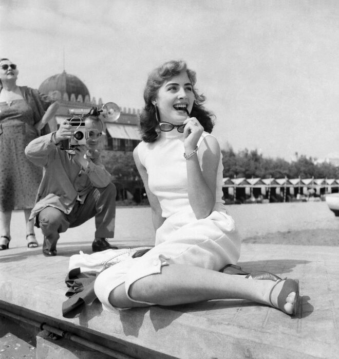 A estrela italiana posa para os fotógrafos no 14º Festival de Cinema de Veneza, em 1953.