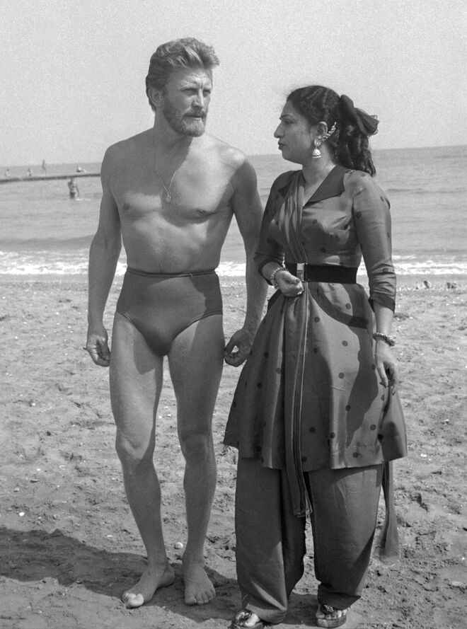 O ator e a atriz indiana descansam na praia do Lido, a 1 de setembro de 1953, durante o Festival de Cinema de Veneza.