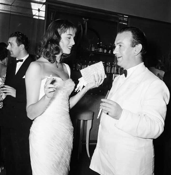 A italiana Elsa Martinelli numa festa durante o 17º Festival de Cinema de Veneza, em 1956.