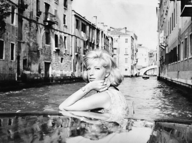 Monica Vitti é a imagem da serenidade na traseira de um táxi aquático em 1962.