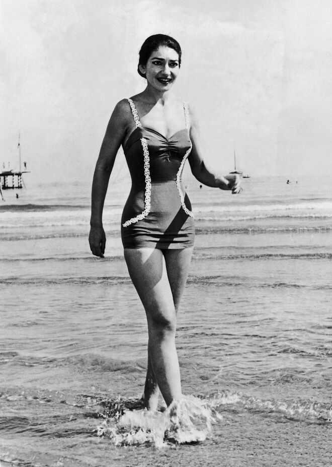Maria Callas a aproveitar o sol italiano num fato de banho dos anos 40.