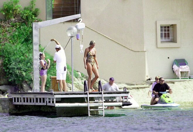 Filho mais velho do antigo dono dos armazéns Harrods, Mohamed Al Fayed. Dodi era um playboy ligado a uma série de mulheres famosas. Conheceu Diana numa partida de pólo em Windsor, em 1986, quando ela ainda era casada com Carlos. No verão de 1997, Dodi convidou Diana (já divorciada de Carlos), William e Harry para passarem um tempo no seu iate no sul da França. O casal teve um romance fugaz, até ao dia em que, após um jantar no hotel Ritz de Paris, se deu o trágico acidente que vitimou o casal.