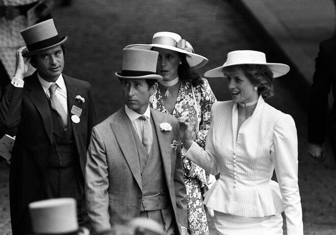 Diana iniciou um caso com o negociante de arte, 16 anos mais velho do que ela, no início dos anos 90. Hoare, com 46 anos na época, era amigo do príncipe Carlos, e havia ficado com a mulher várias vezes em Windsor. No livro do ex-guarda-costas de Diana, Ken Wharfe escreveu: “A princesa ficou instantaneamente atraída por ele. Mais tarde, Diana confessou-me que se sentiu um pouco tímida quando, em Windsor, apertou a mão dele pela primeira vez e corou ao flirtar com ele. Essa conversa terminou abruptamente quando Carlos e a rainha-mãe se juntaram a eles.’ Consta também que uma vez Hoare foi encontrado por um polícia, a fumar, escondido atrás de um vaso depois de terem soado os alarmes de incêndio no Palácio de Kensington, onde Diana tinha o seu apartamento. O caso chegou ao fim devido à recusa de Hoare em deixar a mulher.