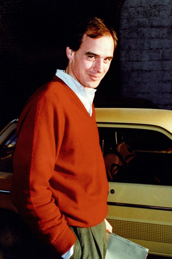 Gilbey, herdeiro de uma fortuna em gin, era amigo de Diana desde a infância. Ela sempre negou o caso e ele nunca falou sobre isso. Mas ele ficou para a história como a pessoa do outro lado da linha durante o telefonema ‘Squidgygate’ em 1989 (que foi gravado). Nele, ele chamou a princesa de ‘Squidge’ ou ‘Squidgy’ 53 vezes e falou em abraçá-la. Daí os rumores…