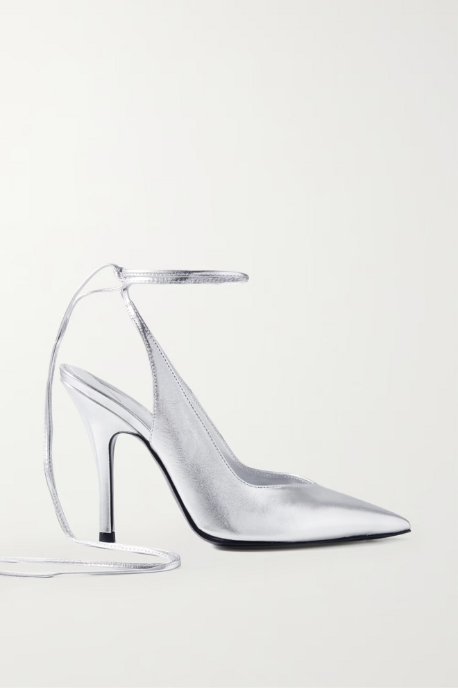 Sapatos, €670, The Attico, em net-a-porter.com