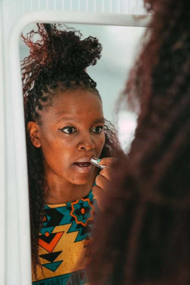 Nascida em Moçambique e criada em Lisboa, atravessa a vida sem olhar para trás, tirando para as suas raízes africanas que definem a sua música