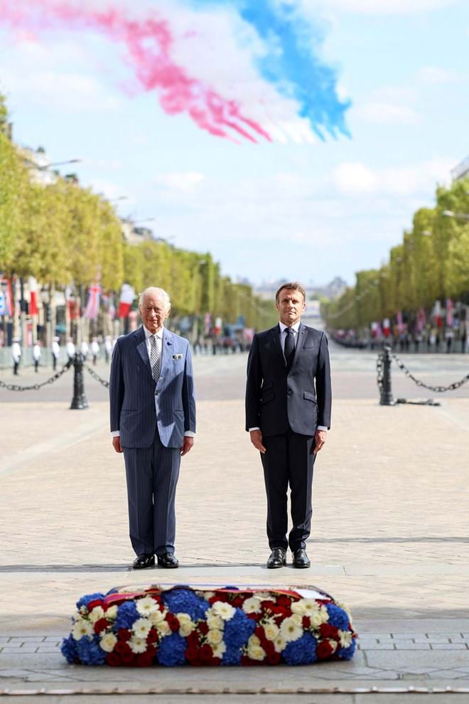 Carlos III e Emmanuel Macron colocam coroa de flores no túmulo do soldado desconhecido