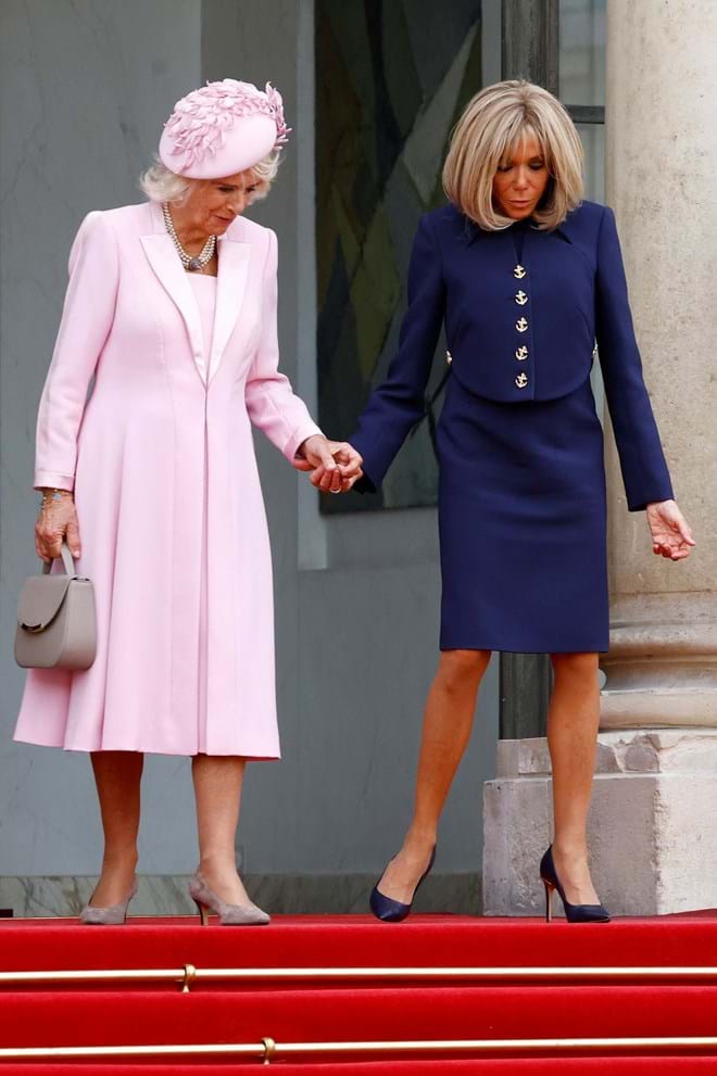 Rainha Camilla e primeira-dama, Brigitte Macron, unidas contra sapatos traiçoeiros