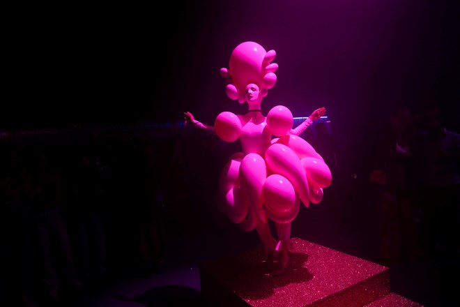 Na pista de dança somos surpreendidos por “esculturas vivas” da artista russa Sasha Frolova.