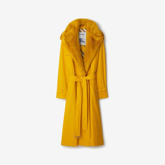 Gabardine em algodão com pelo, €3.050, Burberry. 