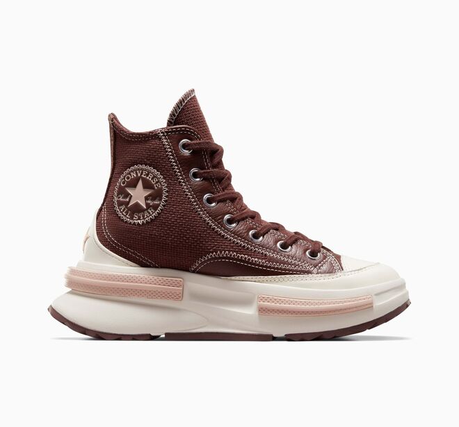 Sapatilhas Run Star Legacy em pele e pvc, €130, Con verse. 