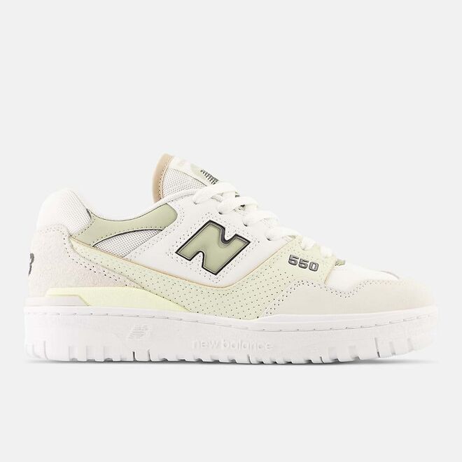 Sapatilhas em pele, €150, New Balance.