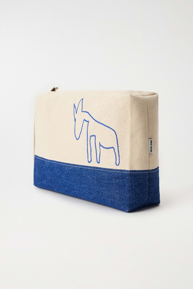 As ideias não pararam de surgir e esta parceria criou também acessórios domésticos e de papelaria, como: uma tote bag, um estojo, um necessaire, uma garrafa térmica, uma caneca e um notebook.