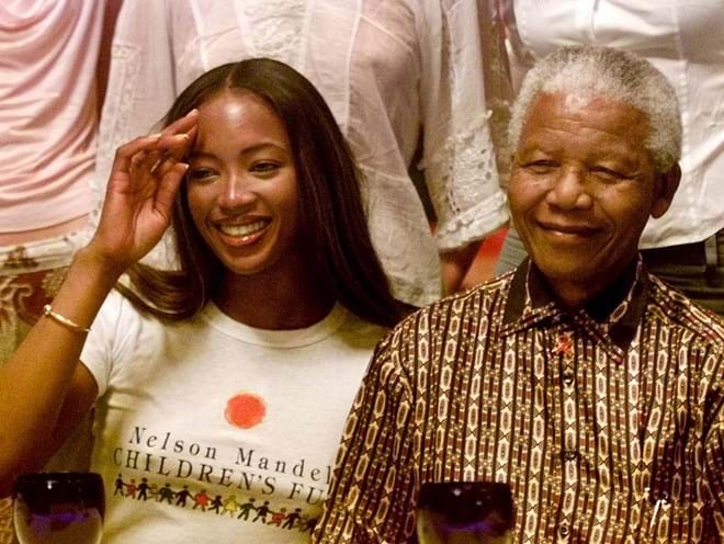 Naomi Campbell e Nelson Mandela numa conferência de imprensa em 2001