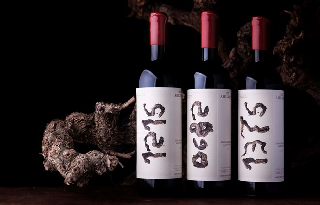 Só há 1375 garrafas de cada vinho - branco e tinto.