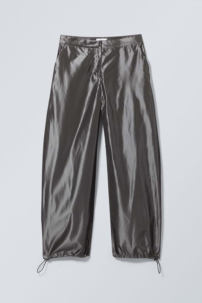 Calças em seda selvagem, €59, Weekday.