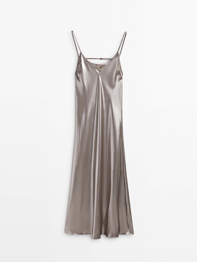 Vestido em cetim lamé, €99,95, Massimo Dutti.