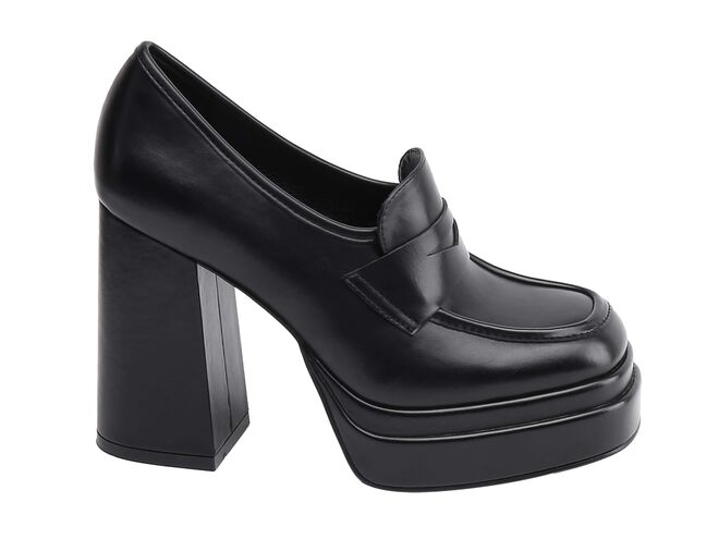 Sapatos em polipele, €29,99, Deichmann.