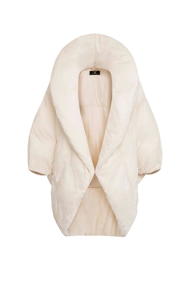 Casaco em nylon, €751, Elisabetta Franchi.