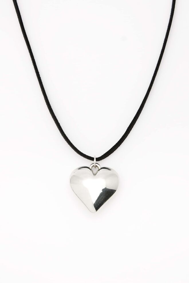 Colar com pendente em metal, €5,99, Pull&Bear.